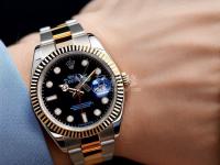 尼芙爾手表顯示屏偏色。