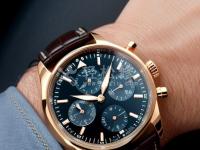 江詩(shī)丹頓手表顯示屏背光不亮。