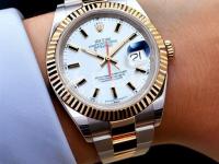 梅花手表玻璃鏡面損壞。