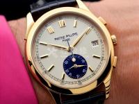 亨利慕時(shí)手表顯示屏背光不亮。