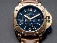 艾米龍手表顯示屏偏色。