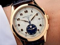 寶珀手表顯示屏偏色。